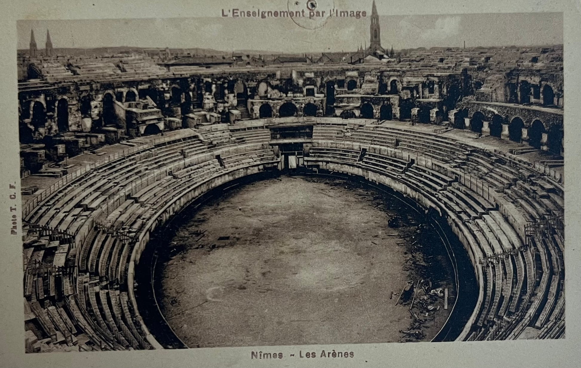CPA FR30 Nimes - Les Arènes - L'Enseignement par l'image