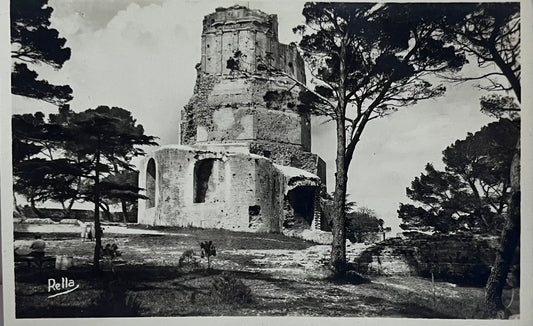CPA FR30 Nimes (Gard) - La Tour Magne (ruines romaines)