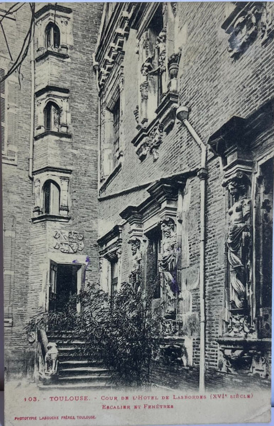 CPA FR31 Toulouse - Cour de l'Hotel de Lasbordes (XVIe siècle) - Escalier et fenêtres