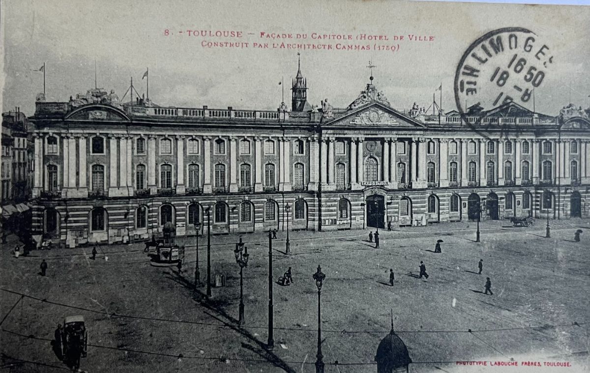 CPA FR31 Toulouse - Façade du Capitole (Hotel de Ville construit par l'architecture Cammas (1750)