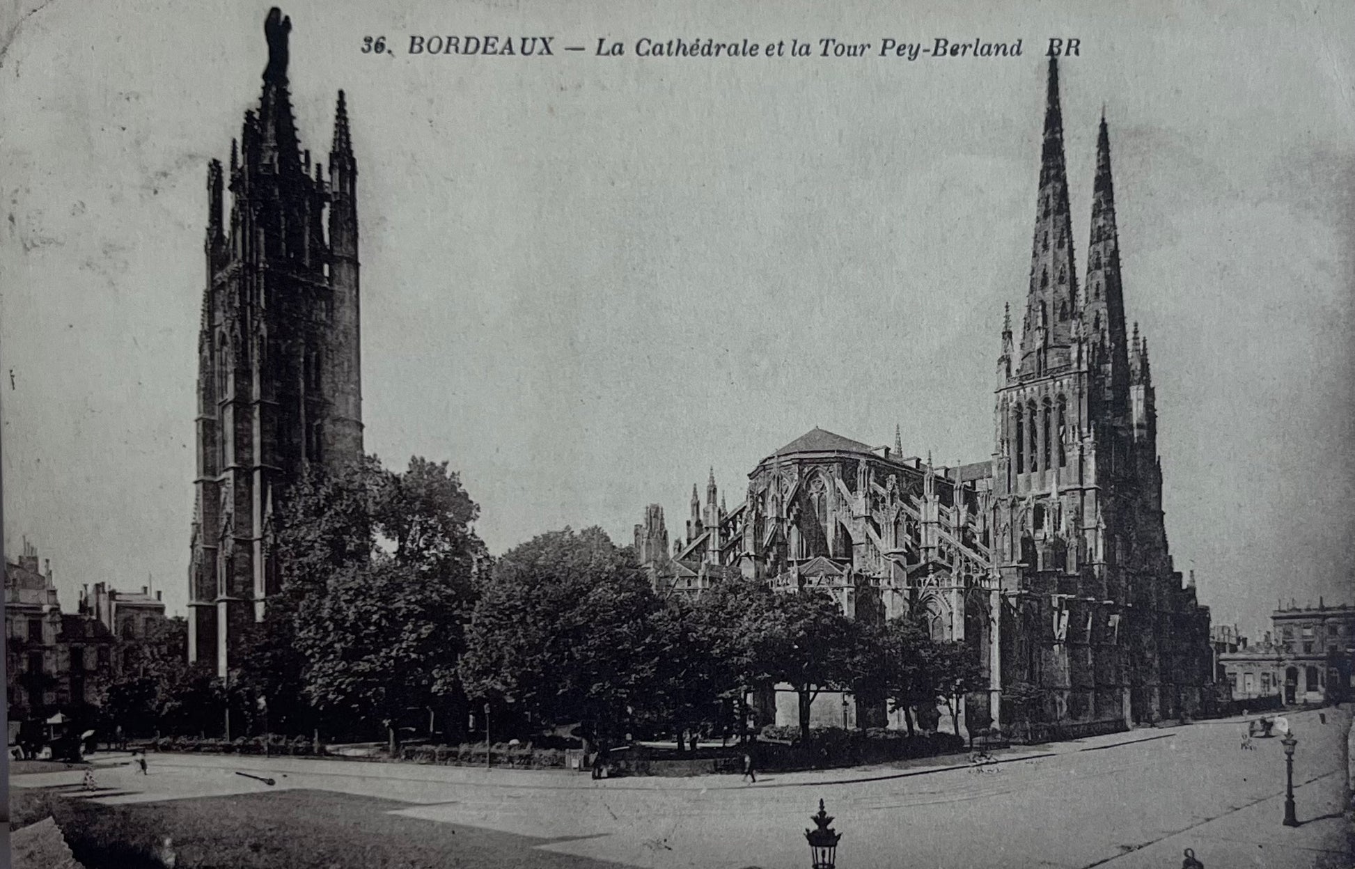 CPA FR33 Bordeaux - La Cathédrale et la Tour Pey-Berland BR