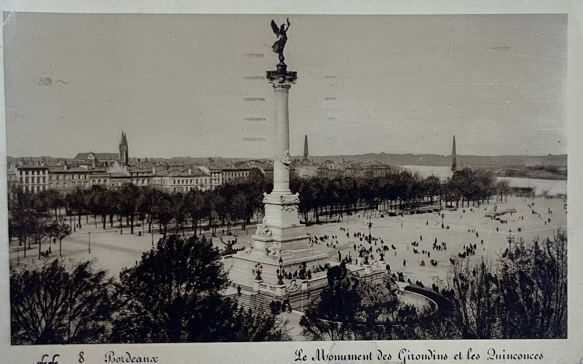 CPA FR33 Bordeaux - Le Monuments des Girondins et les Quinconces