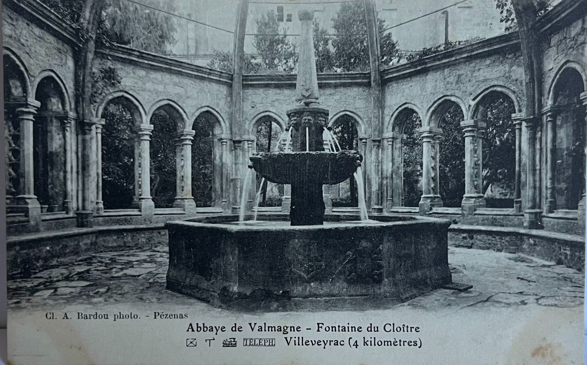 CPA FR34 Villeveyrac - Abbaye de Valmagne - Fontaine du Cloître