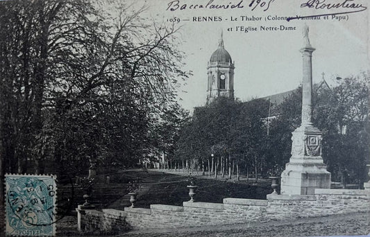 CPA FR35 Rennes - Le Thabor (Colonne Vanneau et Papu) et l'Eglise Notre-Dame