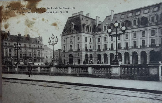 CPA FR35 Rennes - Un Coin du Palais du Commerce et des Jardins sur la Vilaine (Les Postes)