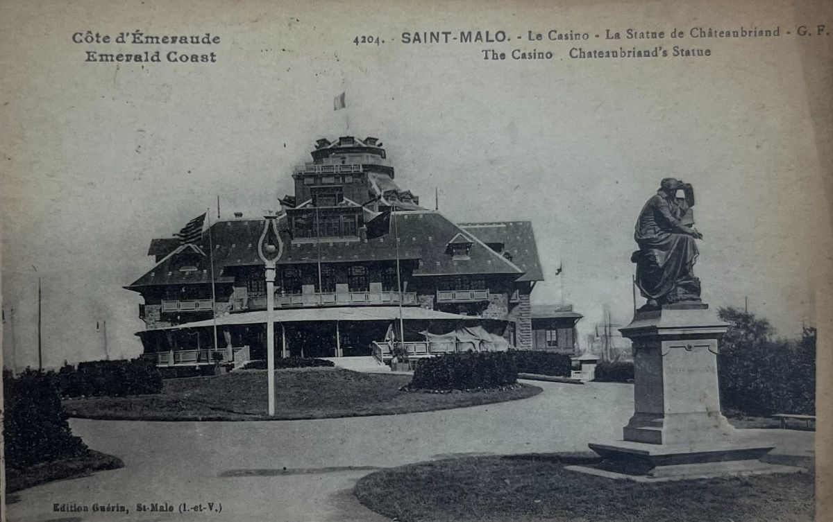 CPA FR35 Saint-Malo - Le Casino - La Statue de Châteaubriand GF - Côte d'Emeraude