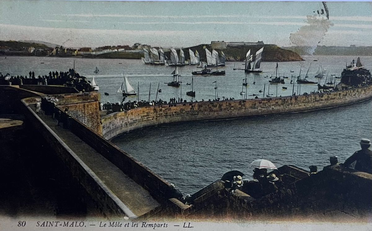 CPA FR35 Saint-Malo - Le Môle et les Remparts LL