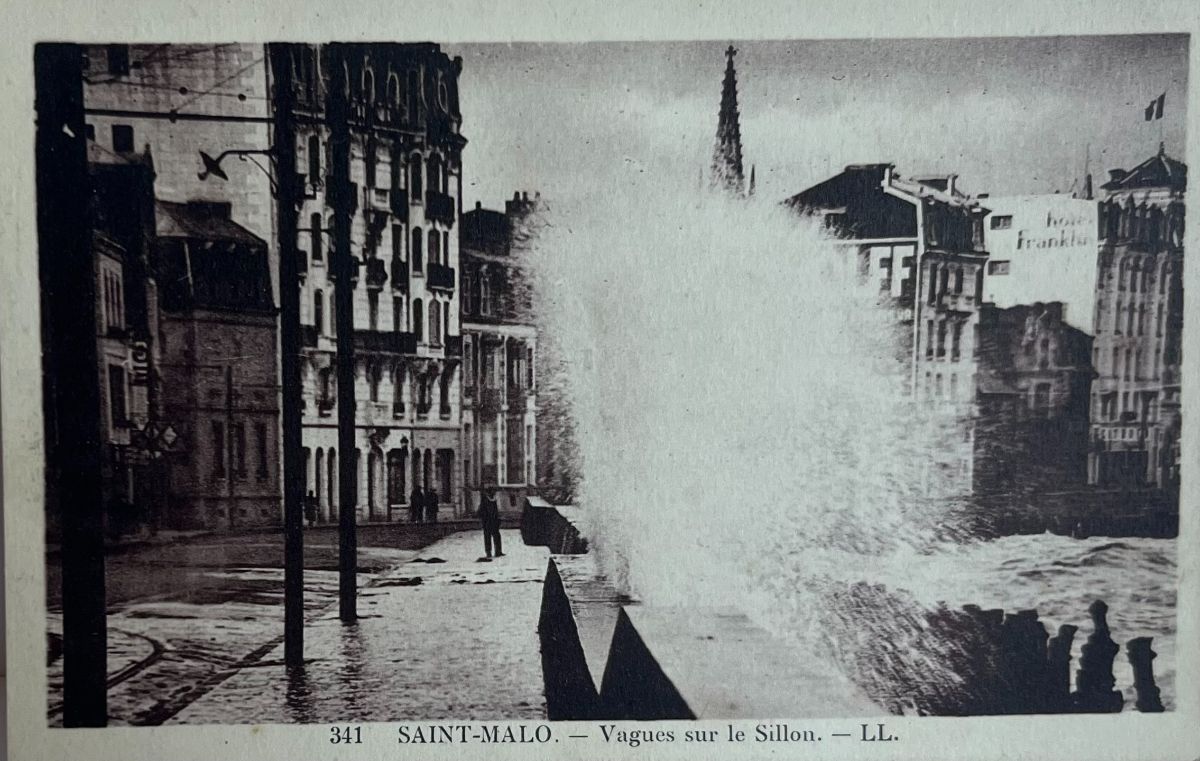 CPA FR35 Saint-Malo - Vague sur le Sillon LL