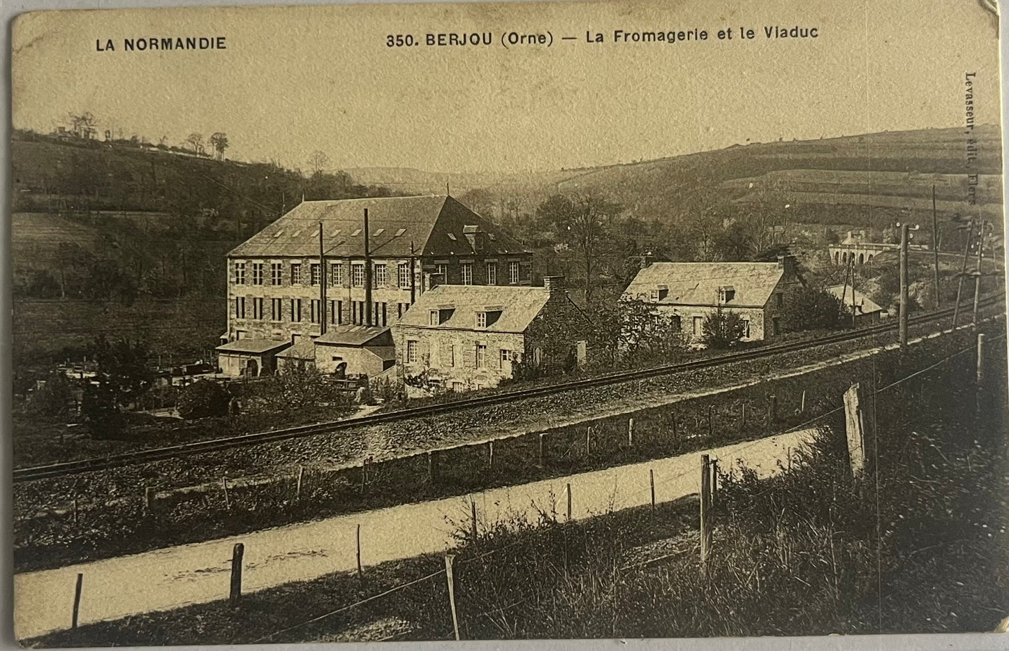 CPA FR61 Berjou (Orne) - La Fromagerie et le Viaduc recto