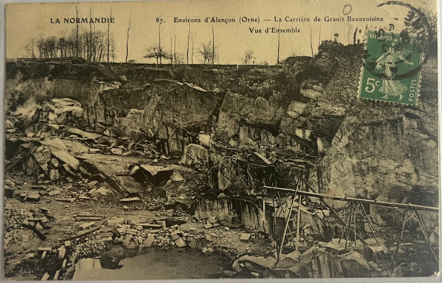 CPA FR61 Environs d'Alençon (Orne) - La Carrière de Granit Beauvoisine - Vue d'ensemble recto