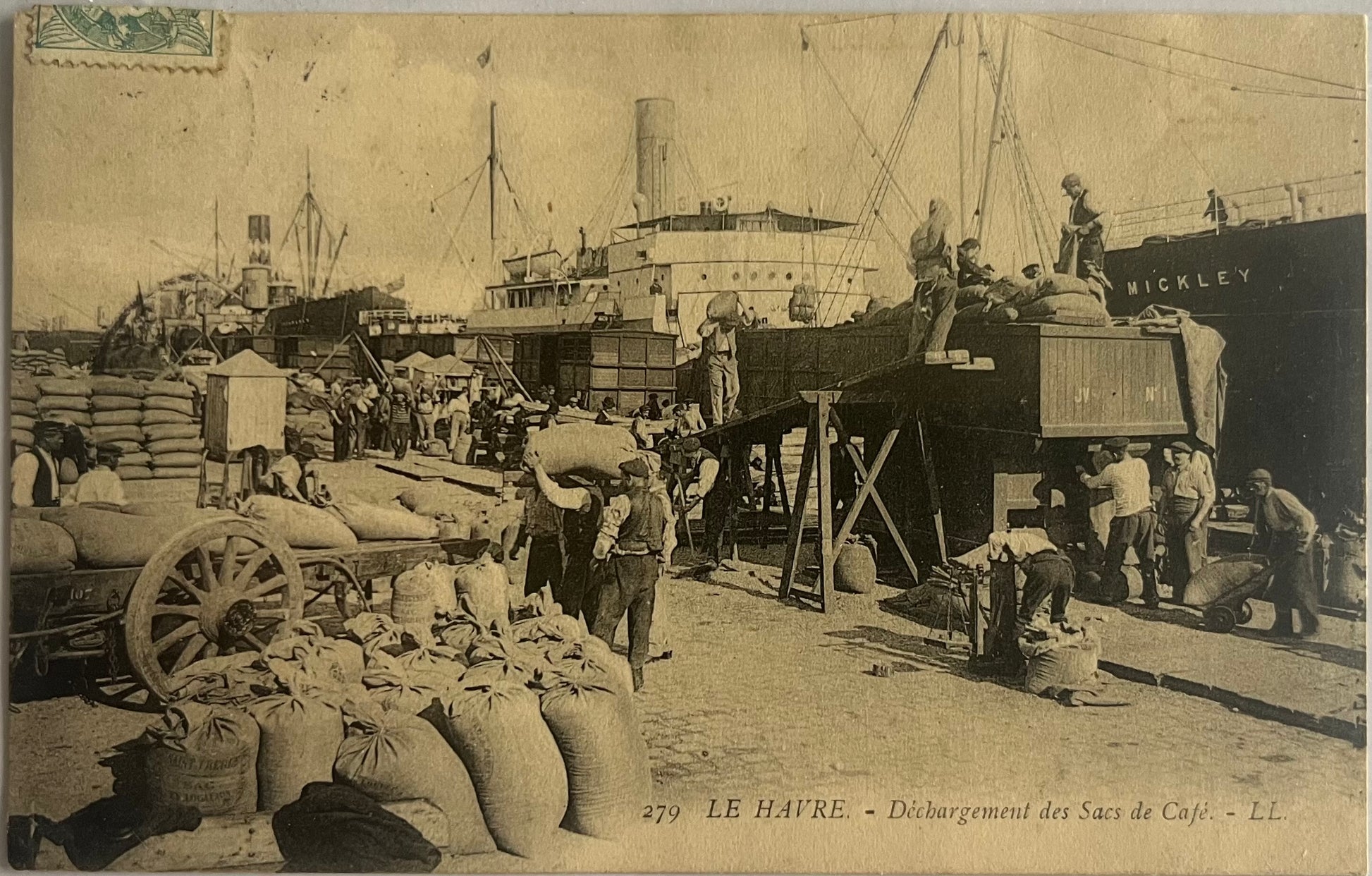 CPA FR76 Le Havre - Déchargement des Sacs de Café recto