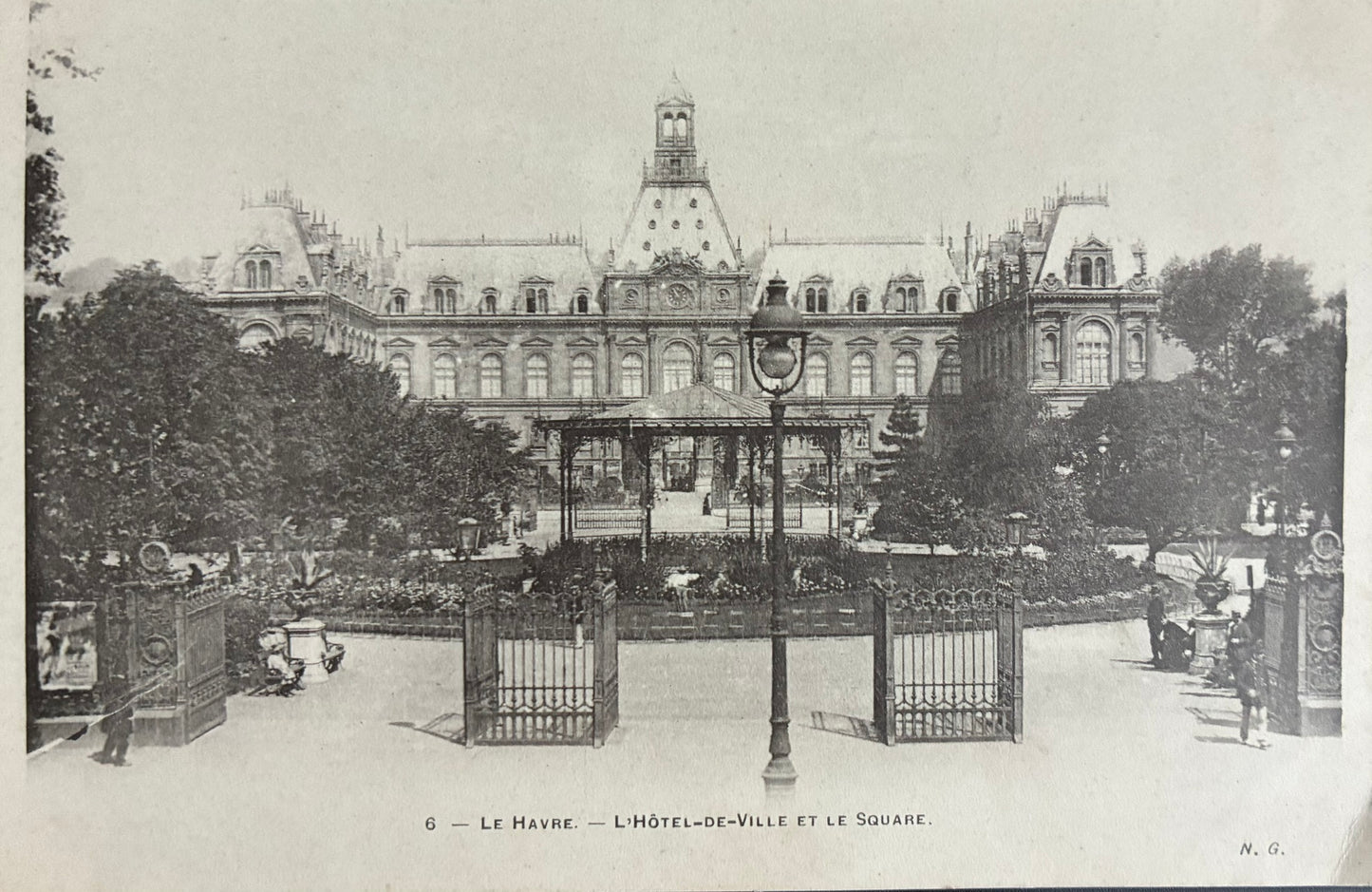 CPA FR76 Le Havre - L'Hôtel de Ville et le Square NG