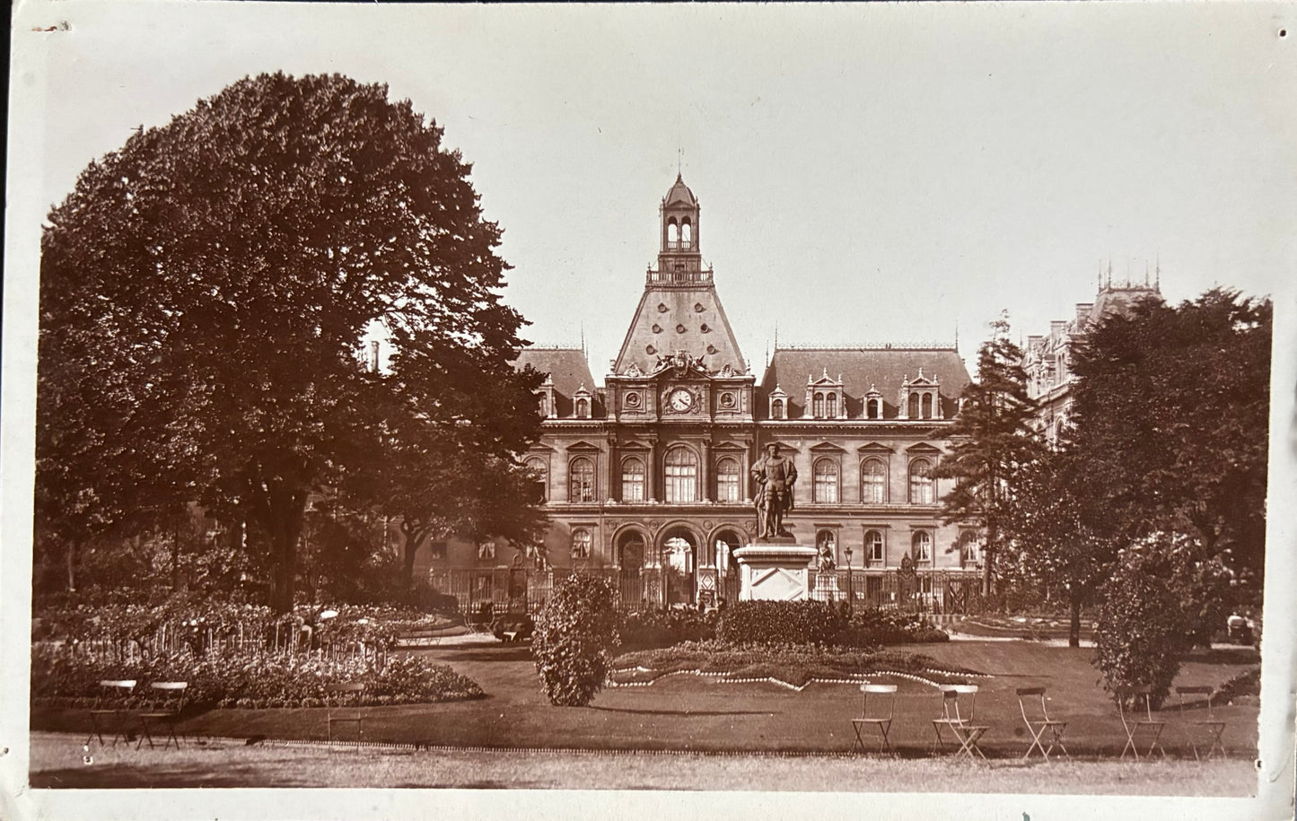 CPA FR76 Le Havre - L'Hôtel de Ville et le Square