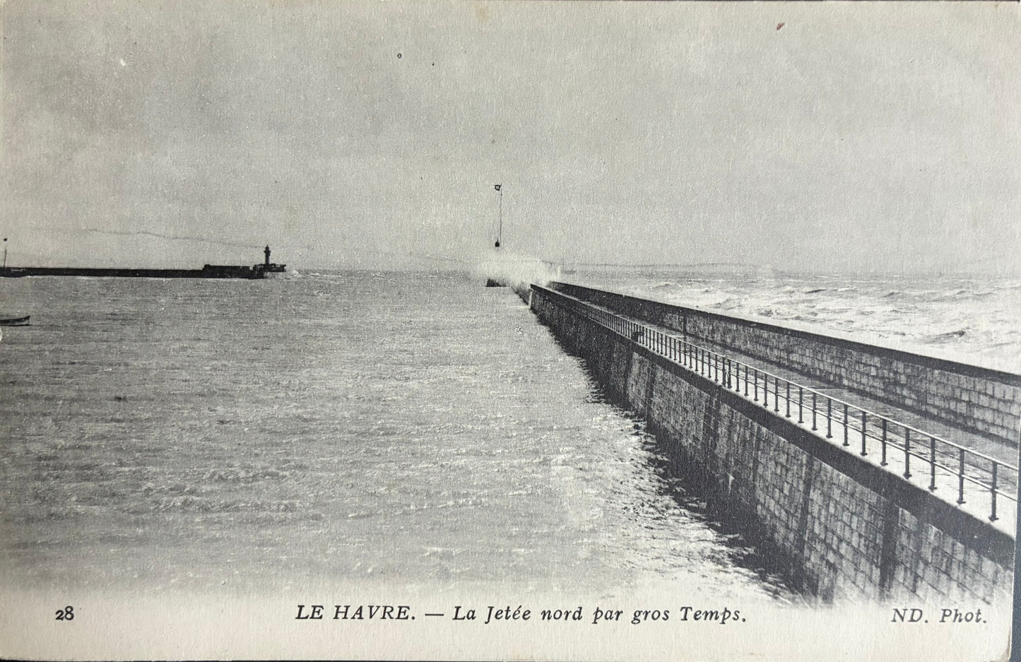 CPA FR76 Le Havre - La Jetée nord par gros Temps
