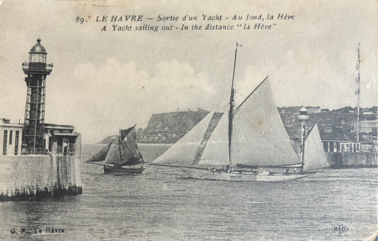 CPA FR76 Le Havre - Sortie d'un Yacht - Au fond, la Hève