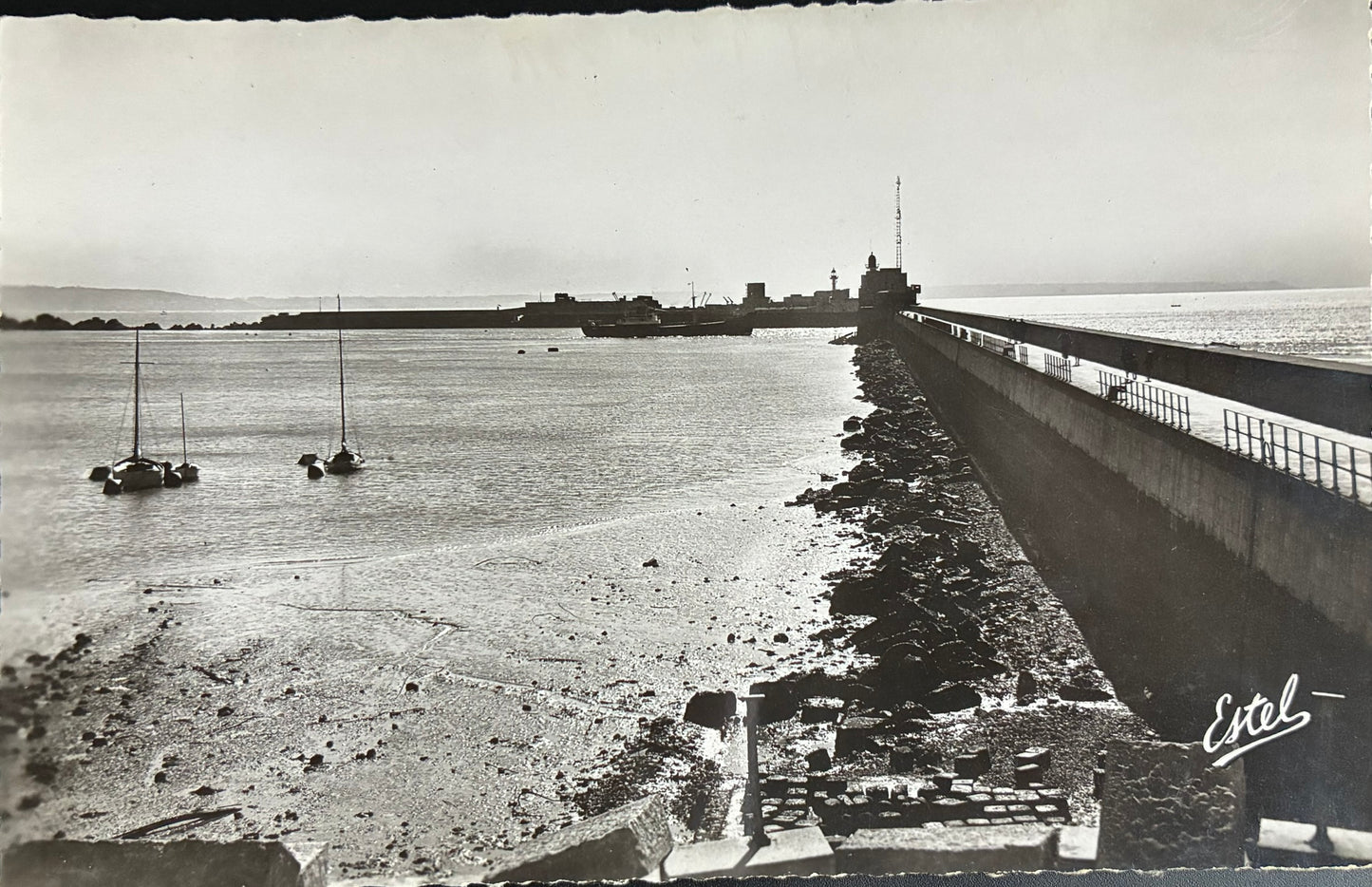 CPA FR76 Le Havre - Vue sur les Jetées Estel