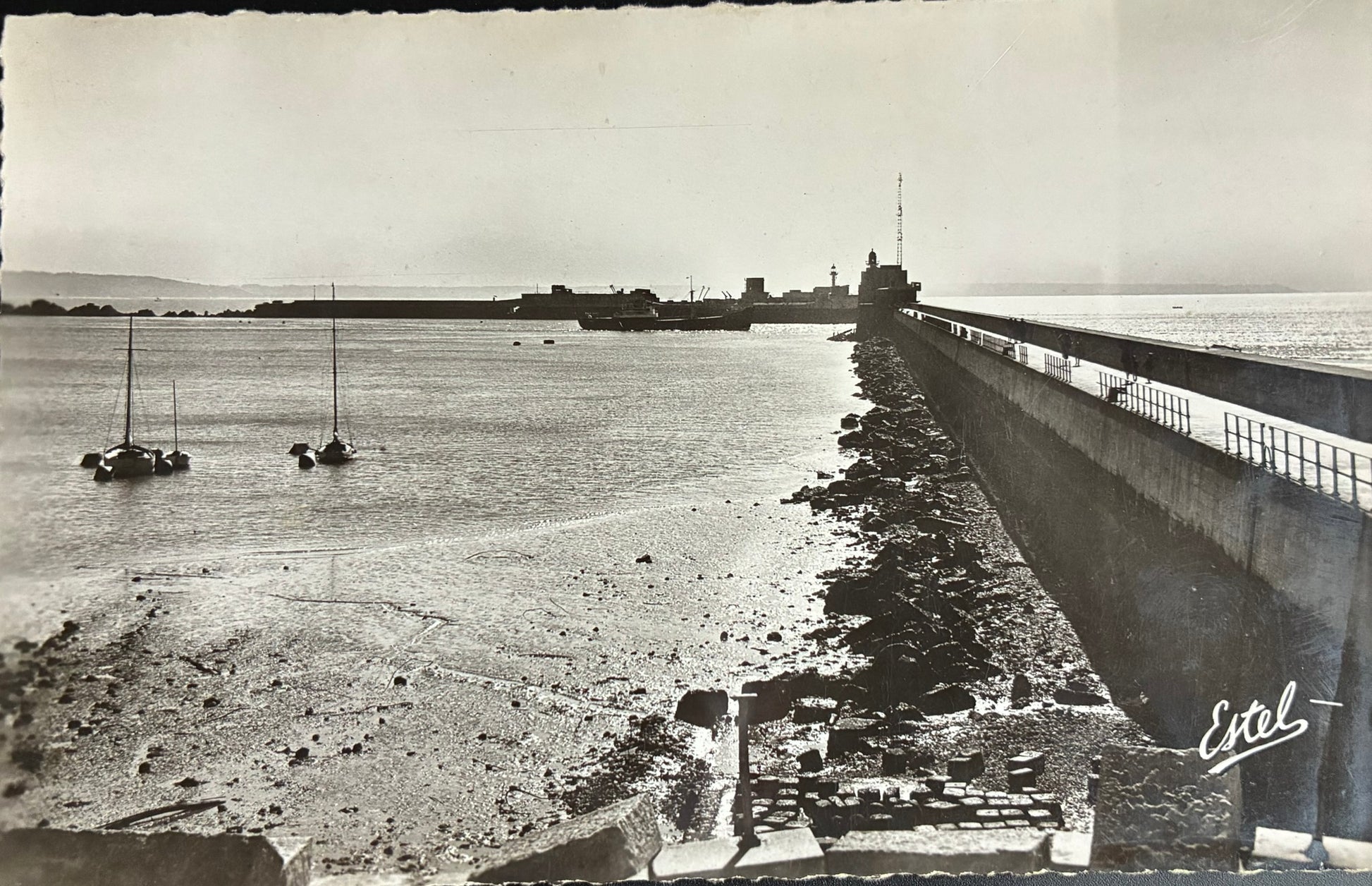 CPA FR76 Le Havre - Vue sur les Jetées