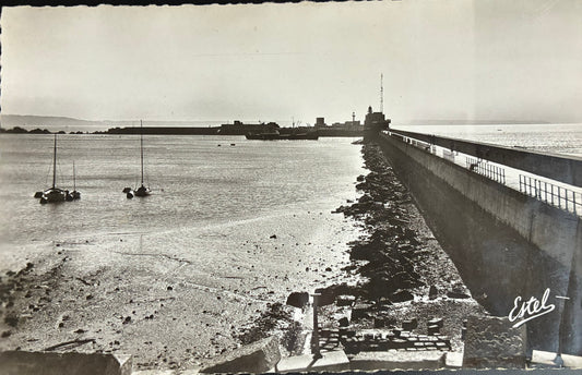 CPA FR76 Le Havre - Vue sur les Jetées