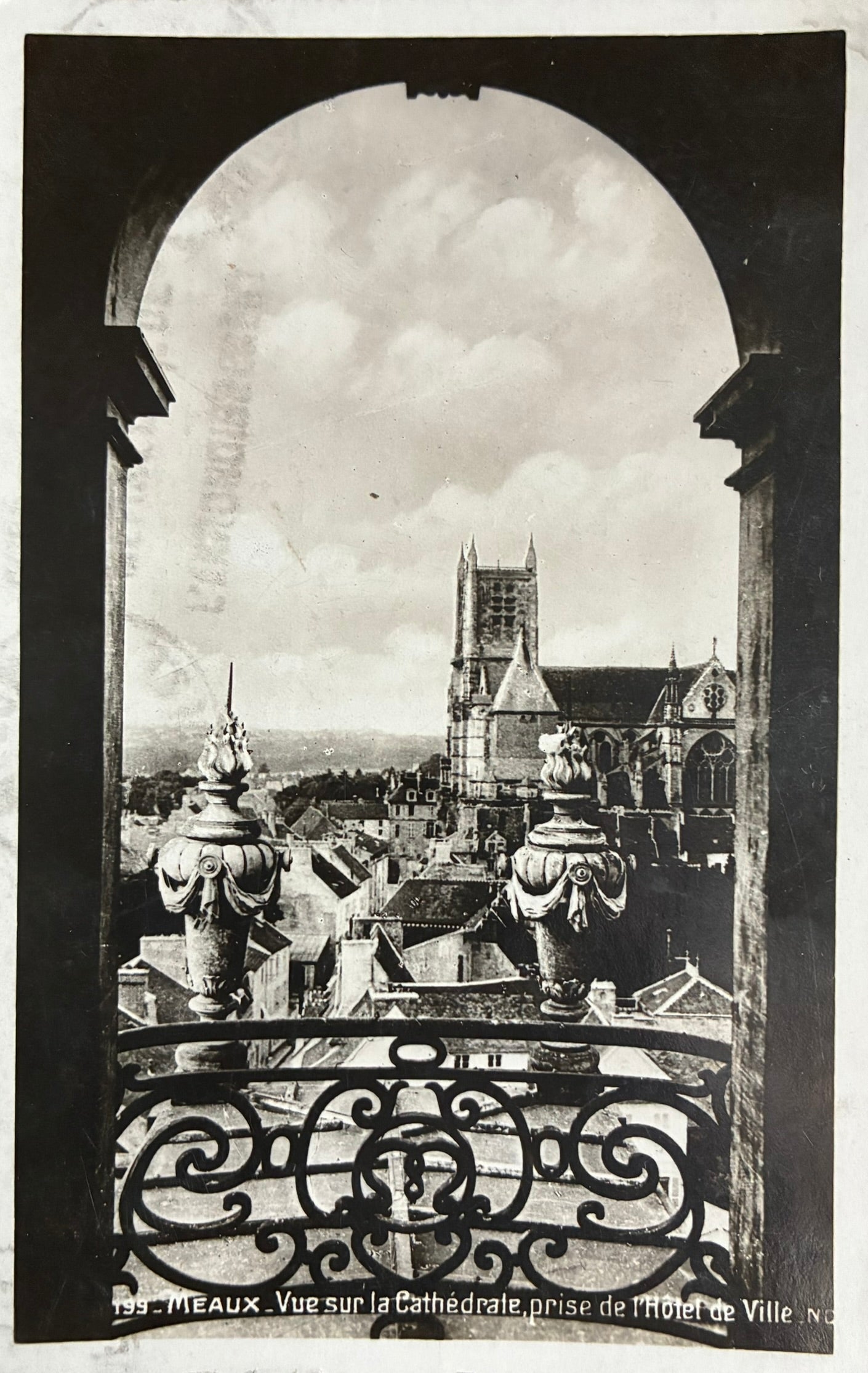 CPA FR77 Meaux - Vue sur la Cathédrale, prise de l'Hôtel de Ville