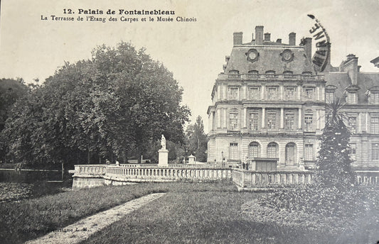 CPA FR77 Palais de Fontainebleau - La Terrasse de l'Etang des Carpes et le Musée Chinois
