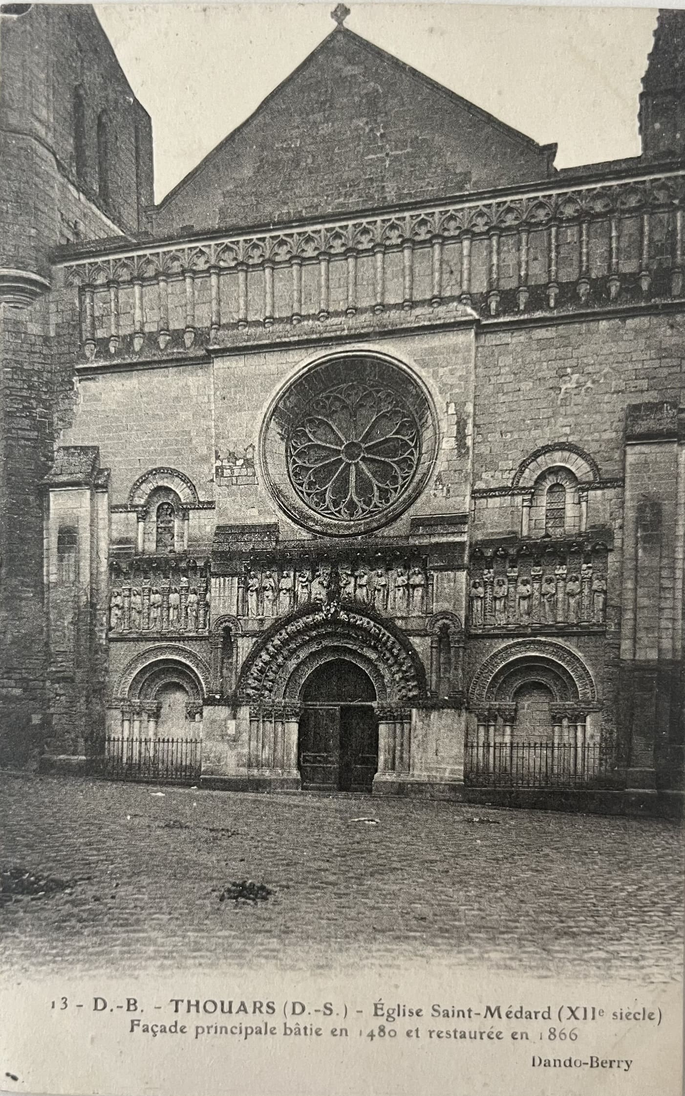 CPA FR79 Thouars - Eglise Saint-Médard - Façade principale bâtie en 1480 et restaurée en 1866