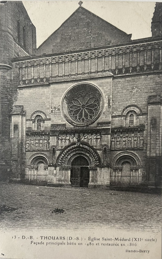 CPA FR79 Thouars - Eglise Saint-Médard - Façade principale bâtie en 1480 et restaurée en 1866