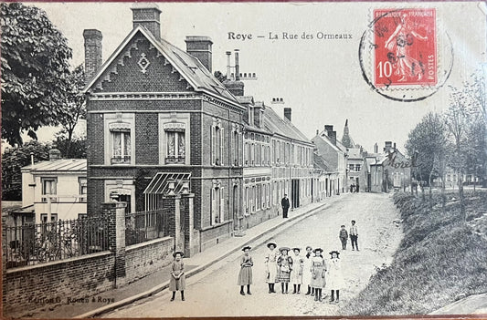 CPA FR80 Roye - La rue des Ormeaux