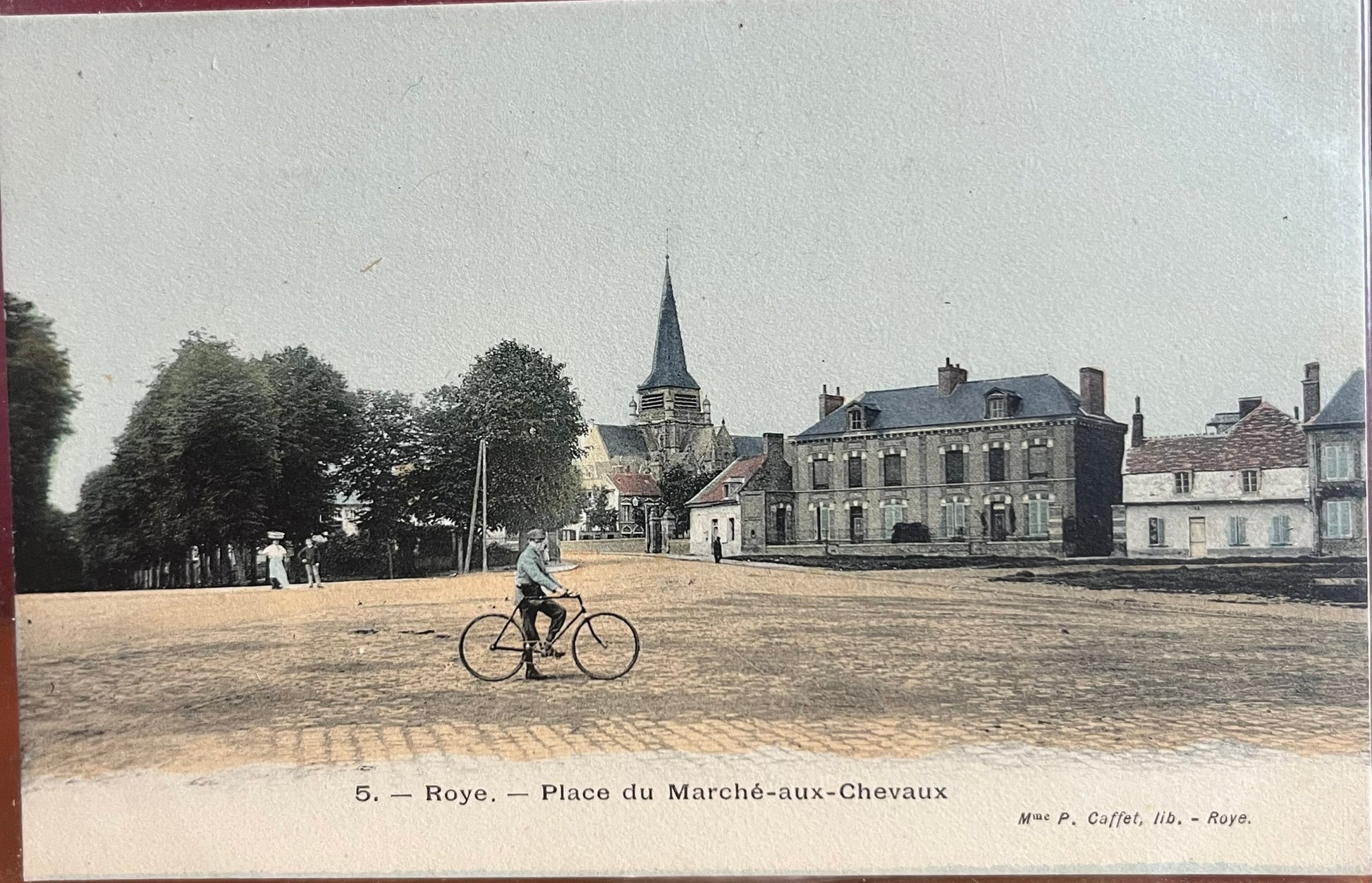 CPA FR80 Roye - Place du Marche-aux-Chevaux