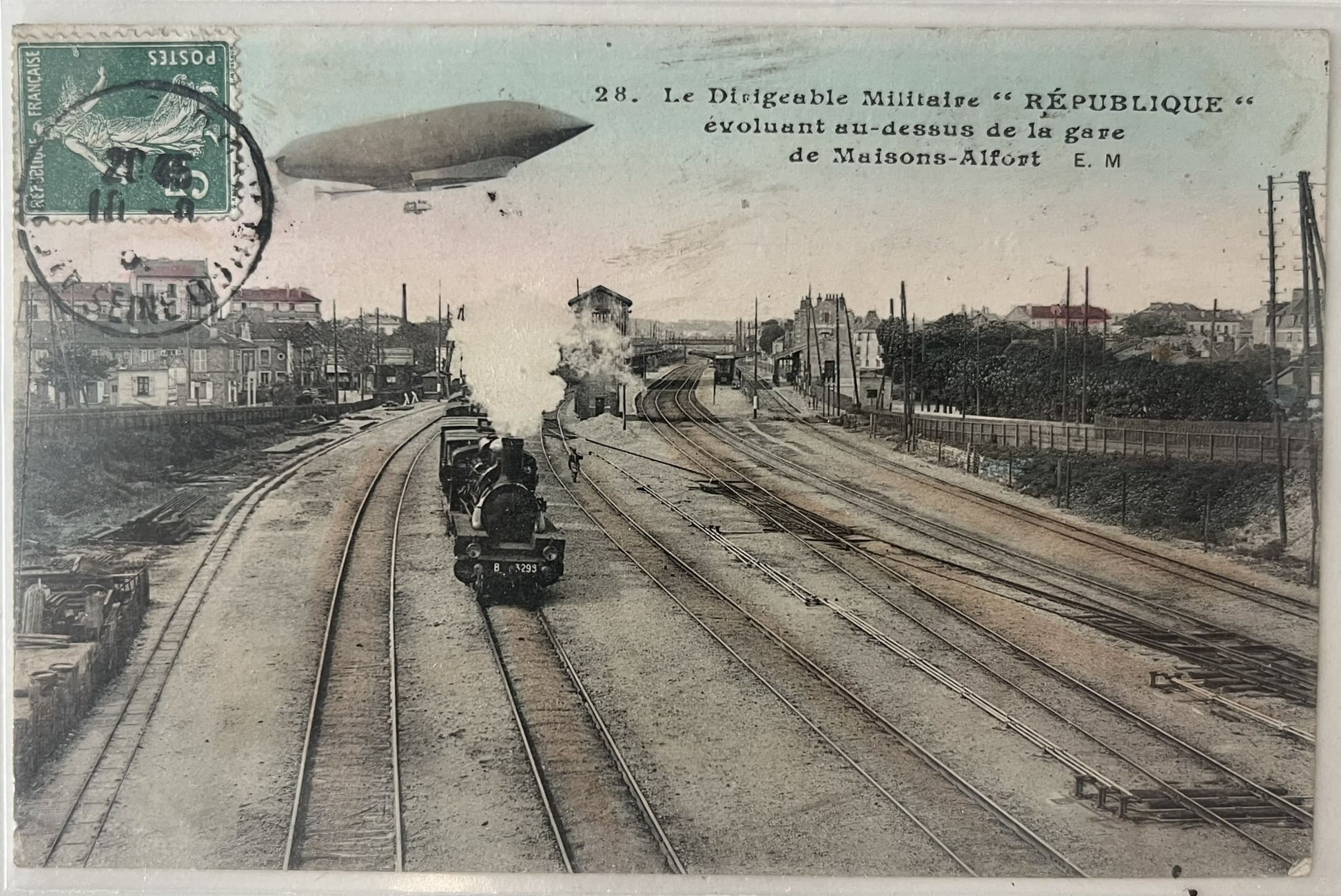 CPA FR94 Le Dirigeable Militaire "Republique" evoluant au-dessus de la gare de Maisons-Alfort - EM