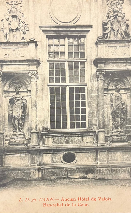 CPA FR14 Caen - Ancien Hôtel de Valois. Bas-relief de la Cour