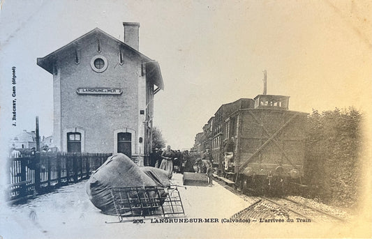 CPA FR14 Langrune-sur-Mer (Calvados) - L'arrivée du Train