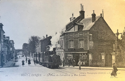 CPA FR14 Pont-L'Evêque - La Place du Calvaire et la Rue Launay