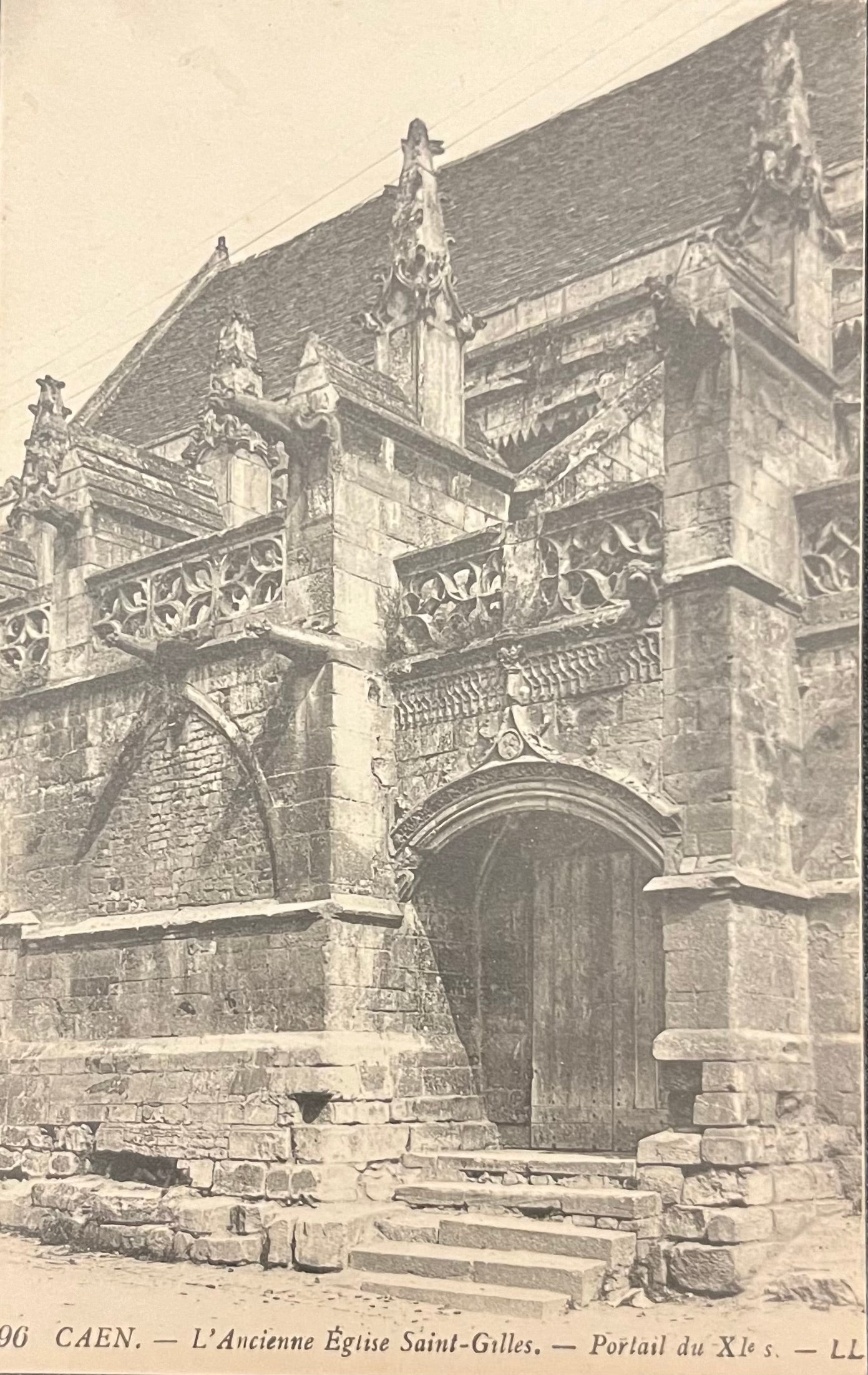 CPA FR14 Caen - L’Ancienne Église Saint-Gilles - Portail du XIe - LL