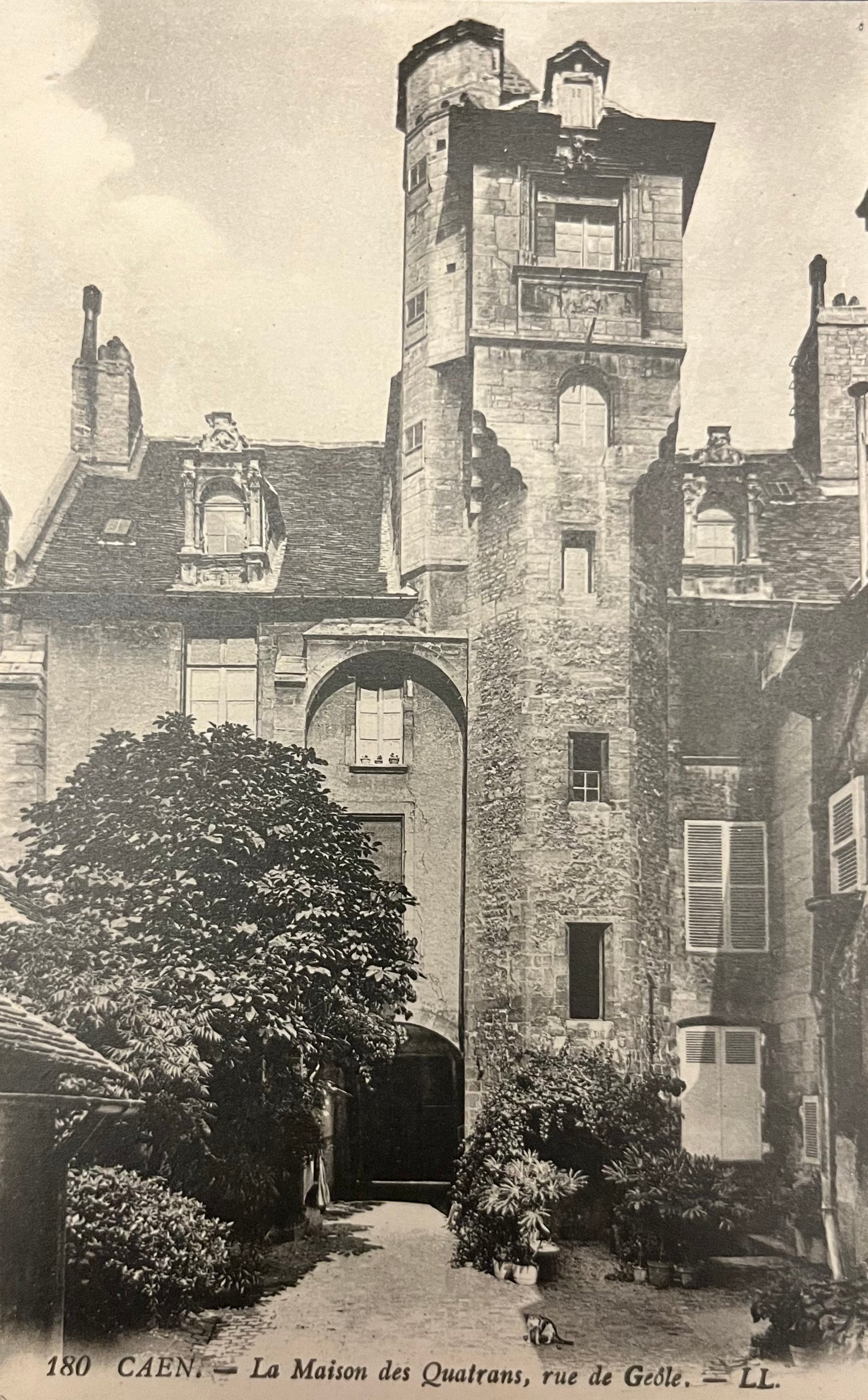 CPA FR14 Caen - La maison des Quatrans, rue de Geôle, - LL.