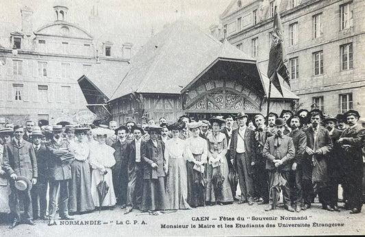 CPA FR14 Caen - Fêtes du "Souvenir Normand" - Monsieur le Maire et les Etudiants des Universités Etrangères