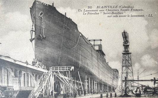 CPA FR14 Blainville (Calvados) - Un Lancement aux Chantiers Navals Français. Le Pétrolier "Saint-Boniface" sur cale avant le lancement