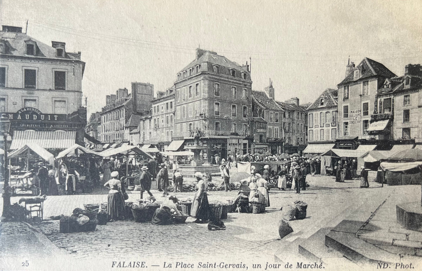 CPA FR14 Falaise - La Place Saint-Gervais, un jour de Marché