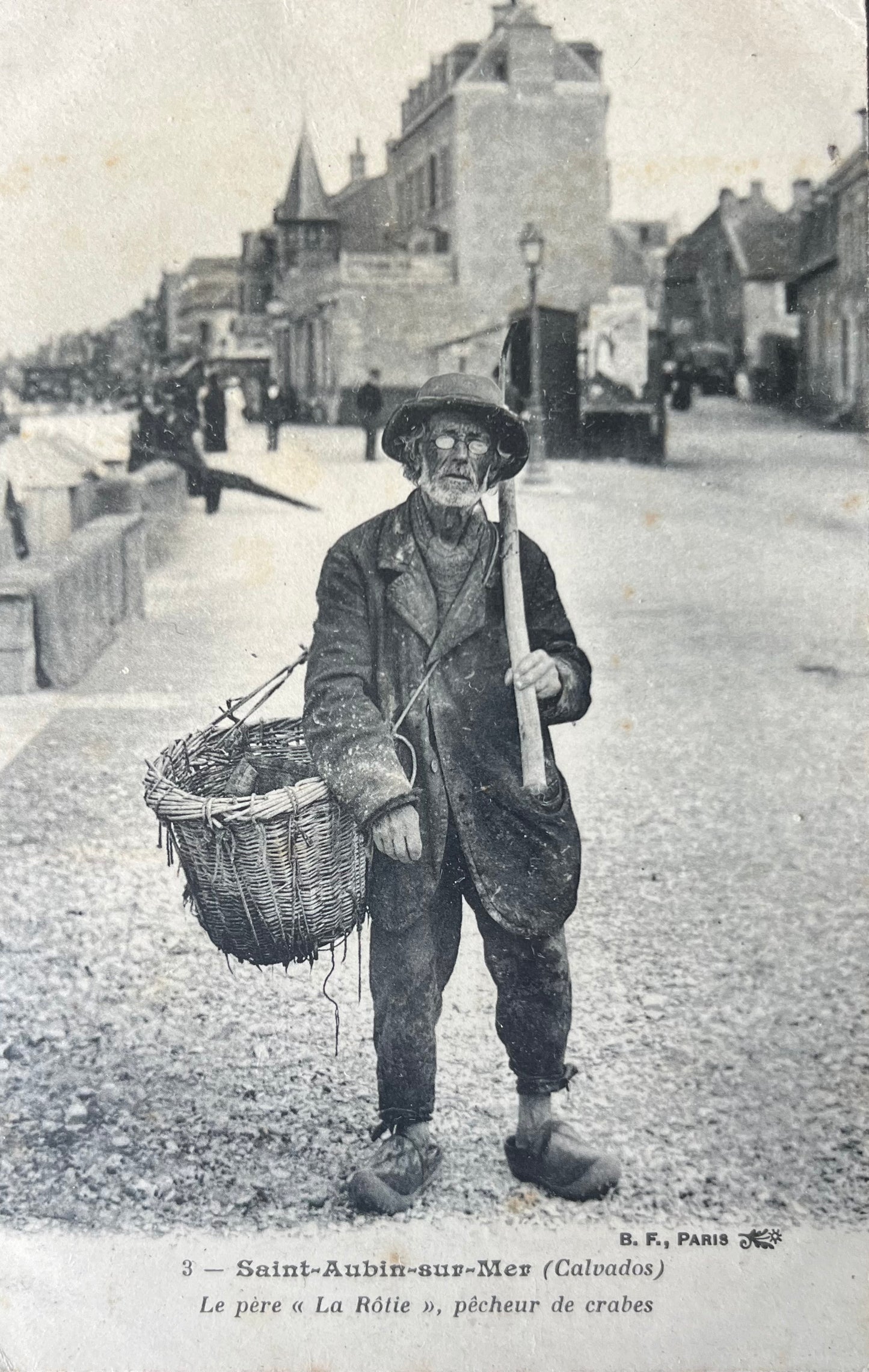 CPA FR14 Saint-Aubin-sur-Mer (Calvados) - Le père de "La Rôtie", pêcheur de crabes