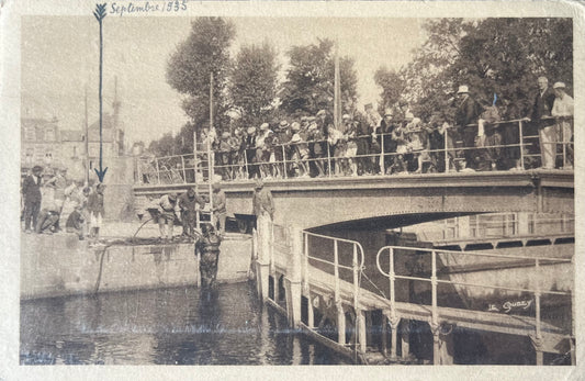 CPA FR14 Ouistreham-Rive-Bella (Côte de Nacre), Calvados - Un coin du Port - Après la visite des portes de l'écluse - Le scaphandrier remonte à la surface