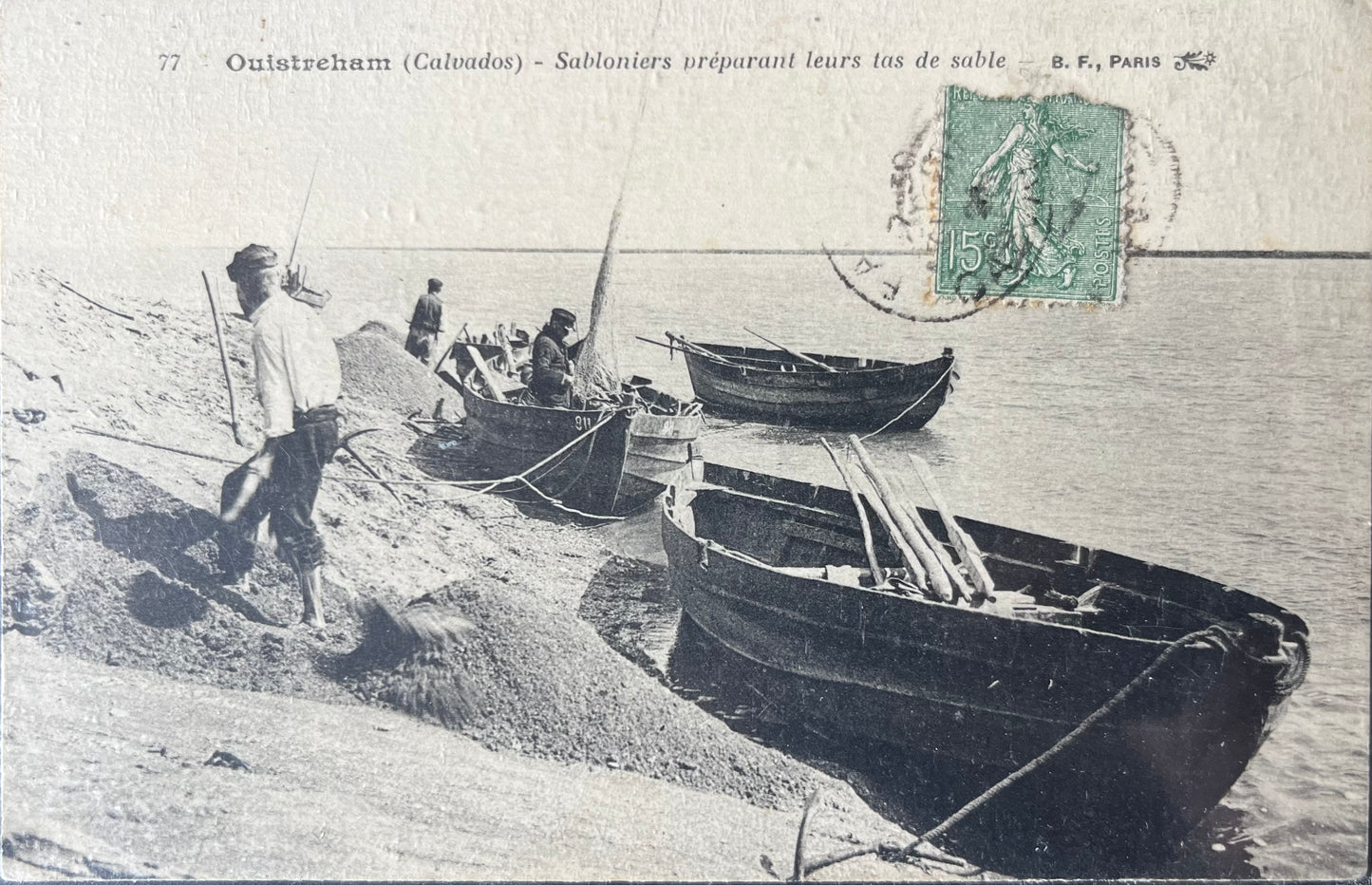 CPA FR14 Ouistreham (Calvados) - Sabloniers préparant leurs tas de sable