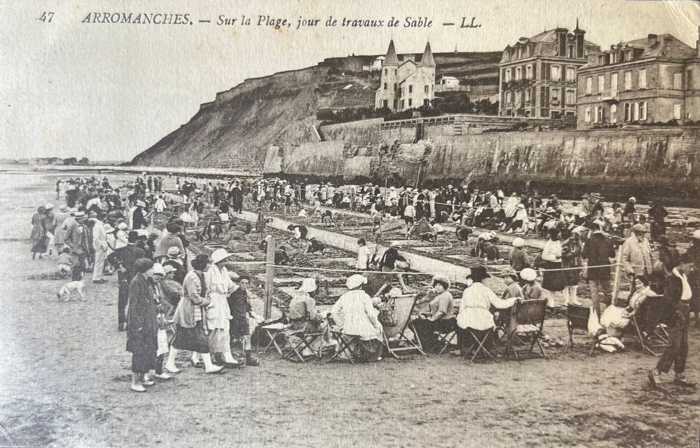 CPA FR14 Arromanches - Sur la Plage, jour de travaux de Sable