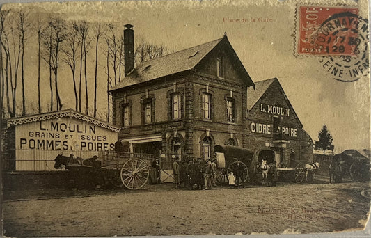 CPA FR76 Gournay-en-Bray - Place de la Gare