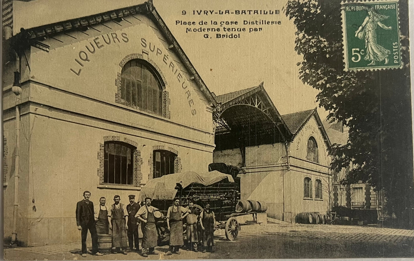CPA FR27 Ivry-La-Bataille - Place de la gare - Distillerie Moderne tenue par G. Bridot