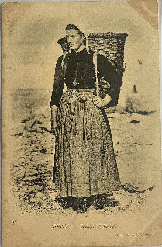 CPA FR76 Dieppe - Porteuse de Poisson