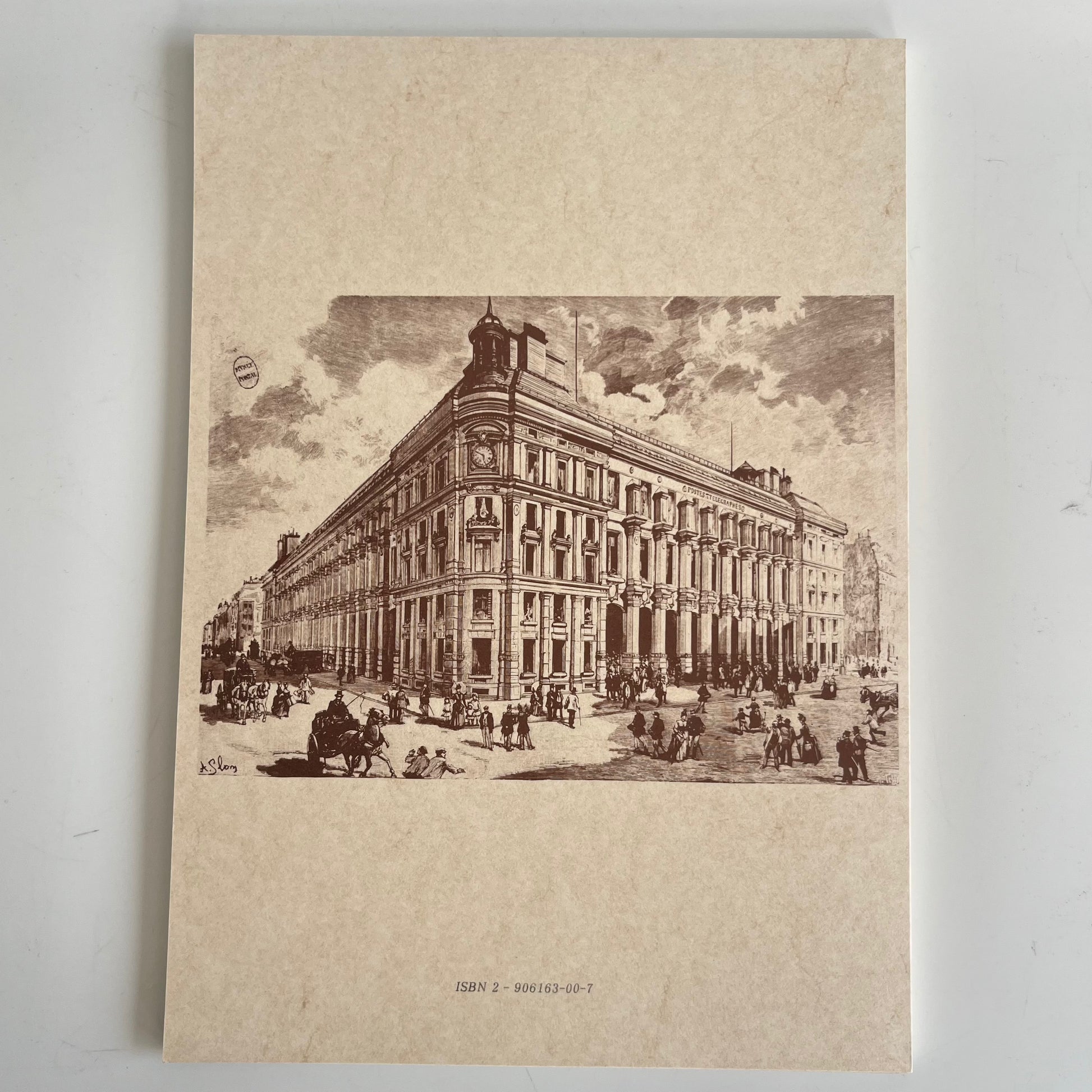 Quatrième de couverture avec une gravure historique d'un bureau de poste de Paris